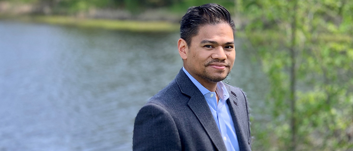 Portrait photo of Fernando Nucom, the Illinois state chair of HCSC's Asian American Business Resource Group